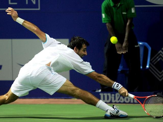 Croatian tennis player Ivan Dodig plays a return against his Indian opponent Vishnu Vardhan during their first round match at the ATP Chennai Open 2012. AFP Photo