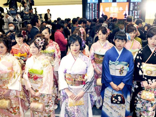 Kimono-clad Tokyo Stock Exchange (TSE) workers attend the opening ceremony of the first trading day at the TSE in Tokyo. (AFP Photo)