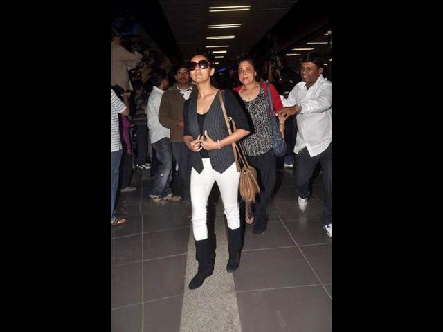 Guari Khan and Shah Rukh's sister at the airport.