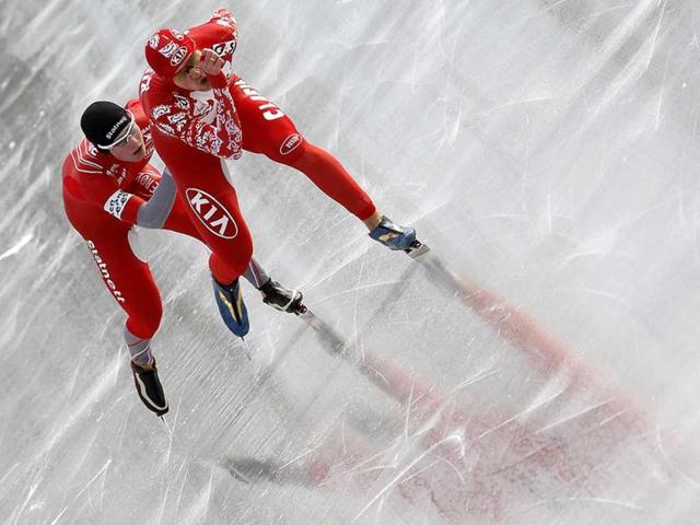 Denis Yuskov (R) of Russia and Sverre Lunde Pedersen of Norway compete in the 1500 metres race during the European speed skating championship in Budapest. Reuters photo/Laszlo Balogh