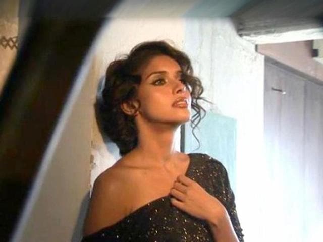 Asin looks stunning in the photoshoot.
