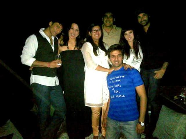 Sky, Pooja Bedi, Juhi Parmar with her husband Sachin, Sunny Leone with her husband Daniel, Karan Oberoi can be seen in the picture.