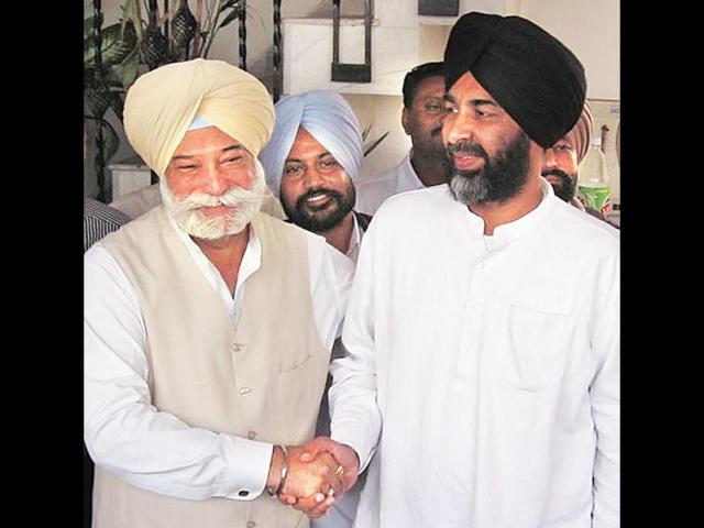Former-Punjab-deputy-speaker-Bir-Devinder-Singh-left-along-with-Manpreet-Badal-HT-Photo
