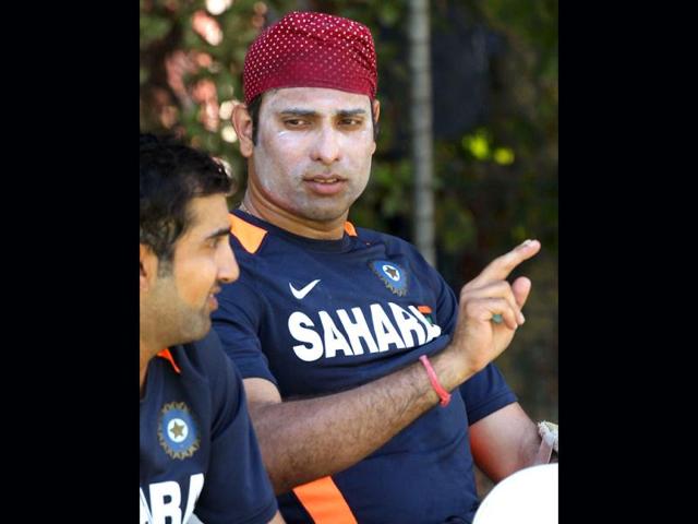 VVS Laxman (R) speaks with Gautam Gambhir (L) during a practice session ahead of the third cricket test match against Australia in Perth. (AFP Photo)