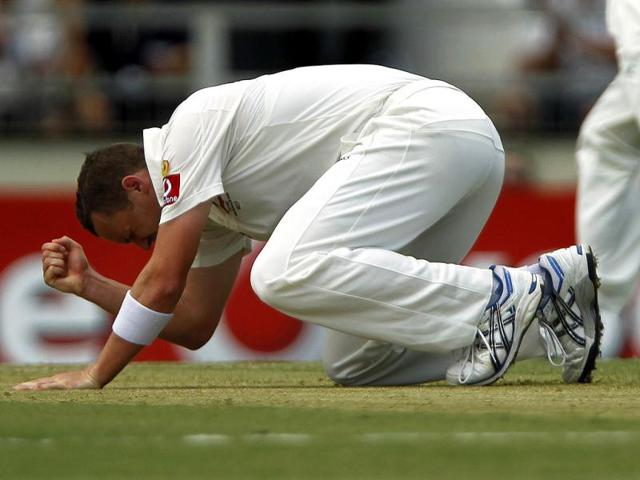 Peter Siddle reacts after missing a catch from Sachin Tendulkar during their third test cricket match at the WACA in Perth. Reuters