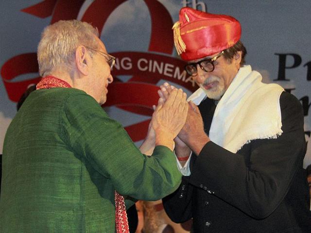 Amitabh Bachchan was honoured by veteran actor Shreeram Lagoo at the film festival. Amitabh Bachchan was honoured by veteran actor Shreeram Lagoo at the film festival.