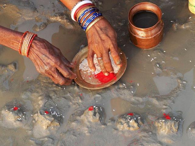 Pilgrims perform rituals at the Gangasagar some 155km south of Kolkata. Thousands of pilgrims have started to converge for the Gangasagar Mela which will culminate in a dip in the ocean at the confluence of the River Ganges and the Bay of Bengal on the occasion of Makar Sankranti. AFP photo/Dibyangshu Sarkar