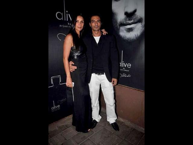 Arjun Rampal poses with wife Mehr Jessia.