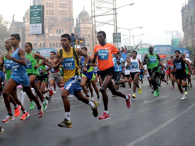 Athletes participate in the Standard Chartered Mumbai Marathon 2012, in Mumbai. AFP PHOTO/Punit Paranjpe