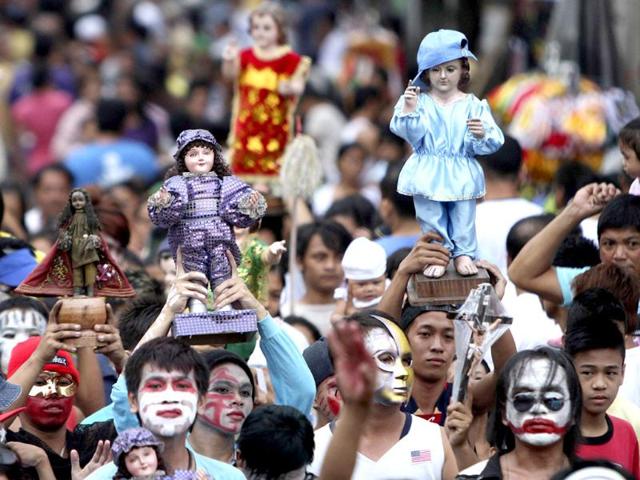 Devotees hold the statues of the infant Jesus, as they celebrate the feast of the Sto Nino in Moriones, Tondo, metro Manila. Reuters photo/Romeo Ranoco