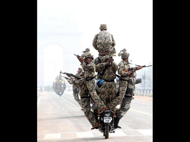 Border Security Force (BSF) soldiers practice motorcycle stunts for the upcoming Republic Day parade at Rajpath in New Delhi. (HT Photo/Arvind Yadav)