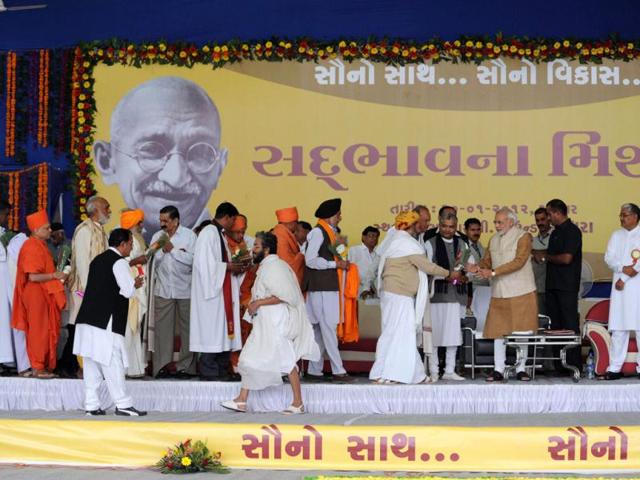 Gujarat chief minister Narendra Modi greets religious heads from various communities during his 23rd Sadbhavana fast in Godhra, some 150 kms from Ahmedabad. AFP photo / Sam Panthaky