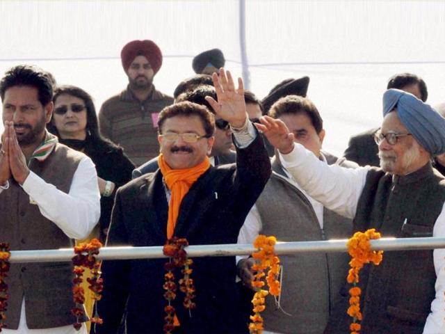 Prime Minister Manmohan Singh, with Congress Party candidates from Amritsar, wave to crowd during an election campaign rally in Amritsar. PTI