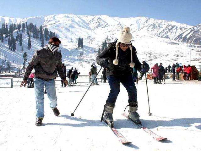 A skier performing his skils on the slopes of world famous ski resort of Gulmarg, about 55 kms from Srinagar. Agencies