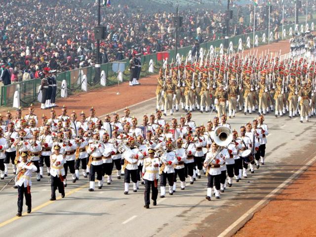 A contingent of the Delhi Police band passes before the saluting base during the Republic Day rehearsal on Rajpath. (HT Photo/Mohd Zakir)