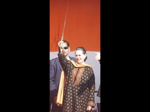 UPA chairperson, Sonia Gandhi, brandishes a sword during a Congress election rally in Gurdaspur, Punjab. (HT Photo/Munish Byala)