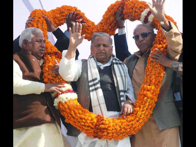 Samajwadi Party supremo Mulayam Singh Yadav being welcomed by party workers during an election campaign meeting in Faizabad.(Agencies)