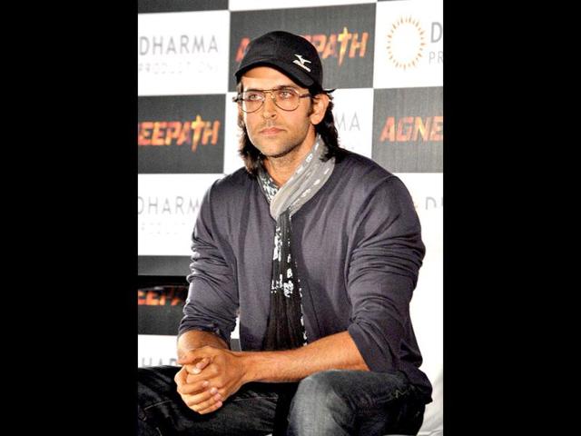 Hrithik Roshan's acting as Vijay Dinanath Chauhan has been appreciated by critics. Hrithik Roshan's acting as Vijay Dinanath Chauhan has been appreciated by critics.