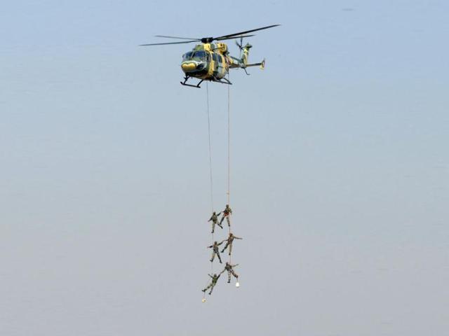 Members of the National Cadet Corps (NCC) cadets performs from an helicopter during the Prime Minister's rally parade in New Delhi. The NCC rally started with the presentation of a Guard of Honour by the Army, Navy and Air Force wing of the NCC to Prime Minister Manmohan Singh. AFP/Raveendran