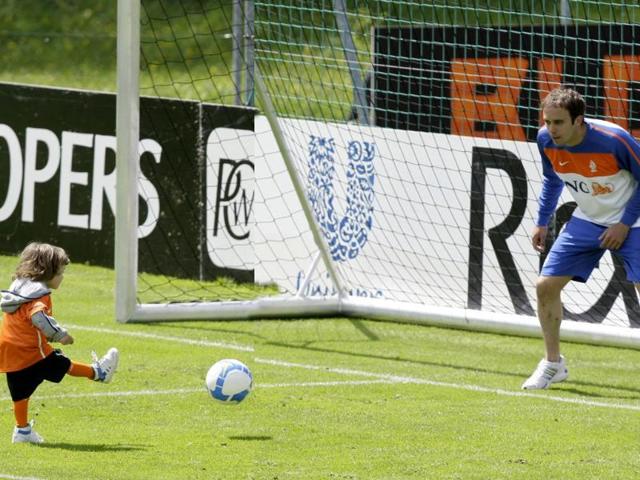 Netherlands' national soccer team player Joris Mathijsen and his son Jens-Joris play with a ball after a training session in Seefeld May 22, 2010. (Reuters)