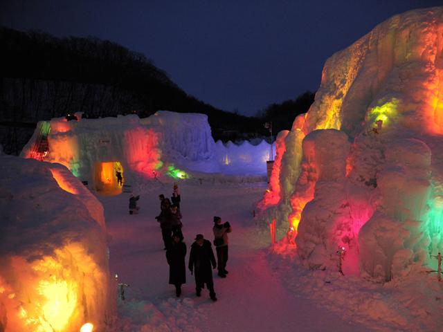 People visit the Lake Shikotsu Ice Festival in Chitose.(AFP PHOTO/Toshifumi Kitamura)