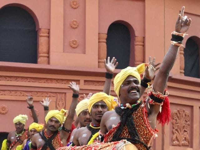 Artists from Karnataka perform during the press preview for the 26th Surajkund Crafts Fair. HT Photo/Mohd Zakir