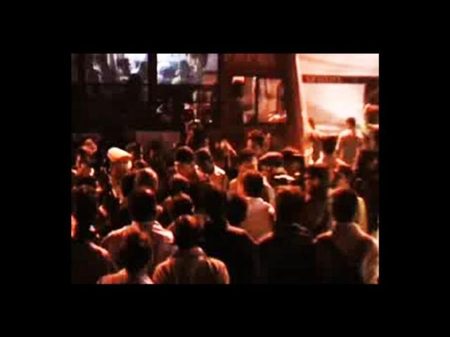 Crowd-gathers-after-a-brawl-between-army-jawans-and-Pune-cops-TV-grab