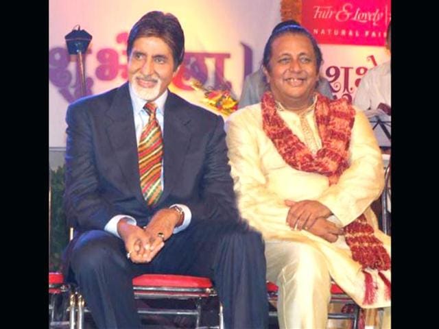 Music-arranger-Anil-Mohile-seen-with-Amitabh-Bachchan Music-arranger-Anil-Mohile-seen-with-Amitabh-Bachchan