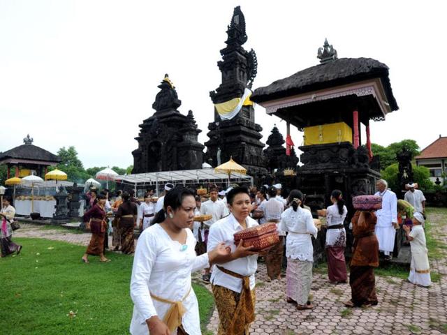 Balinese Hindus carry offerings as they celebrate the religious festival of Galungan at Jagatnatha temple in Singaraja, on the Hindu majority island of Bali. Galungan, based on the Hindu saka calendar, is the most important festival in Bali and symbolizes the victory of Virtue (Dharma) upon Evil (Adharma). AFP Photo /Sonny Tumbelaka