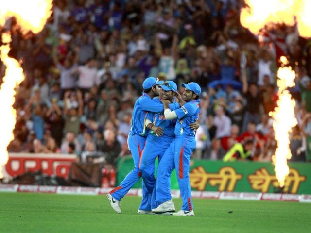 Teammates congratulate Vinay Kumar (C) after he took a catch to dismiss Australia's David Warner during their T20 match in Sydney. Reuters/Daniel Munoz