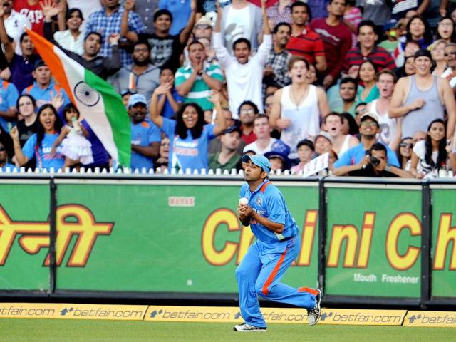 Indian fieldsman Gautam Gambhir catches Australian batsman David Warner on the boundary in the their international T20 cricket match at the Melbourne. AFP PHOTO / William WEST