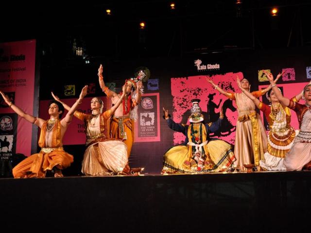 Folk-dance-at-the-Kala-Ghoda-Arts-Festival Folk-dance-at-the-Kala-Ghoda-Arts-Festival
