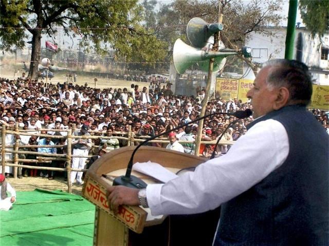 Samajwadi-Party-leader-Akhilesh-Yadav-addresses-a-public-rally-at-Balliya-in-Uttar-Pradesh-HT-Photo-by-Vinay-Pandey