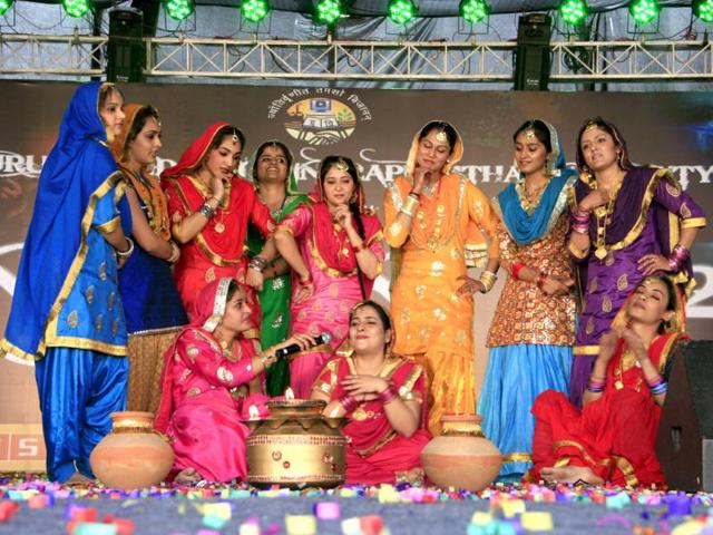 A group of students perform during a dance competition. (HT Photo/Mahadev Thakur)