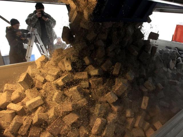Four tonnes of shredded and compressed banknotes are loaded onto a truck at the logistics centre of the National Bank of Hungary in Budapest. Reuters/Lazlo Balogh
