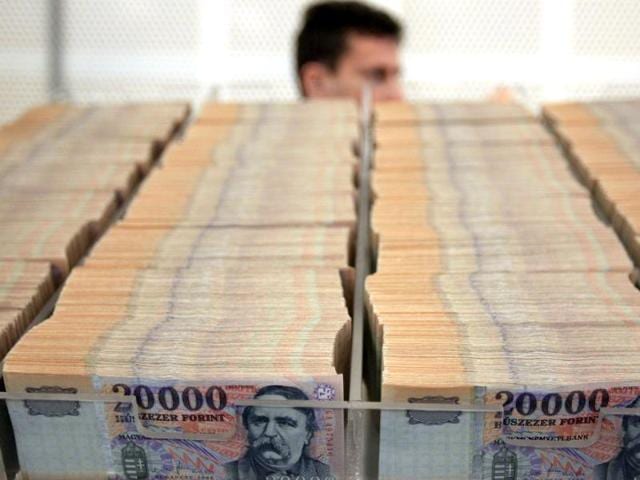 Banknotes await a quality check at the logistics centre of the National Bank of Hungary in Budapest. Reuters/Laszlo Balogh