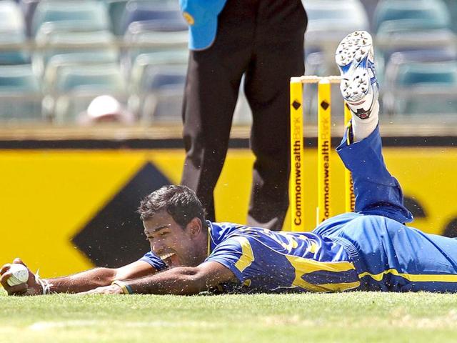 Sri Lankan bowler Nuwan Kulasekara catches the ball to bowl Australian batsman Mike Hussey (unseen) during the Tri Nations ODI Series match in Perth. AFP