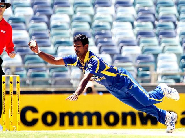 Sri Lankan bowler Nuwan Kulasekara catches the ball to bowl Australian batsman Mike Hussey (unseen) during the Tri Nations ODI Cricket Series match between Australia and Sri Lanka at the WACA ground in Perth. AFP