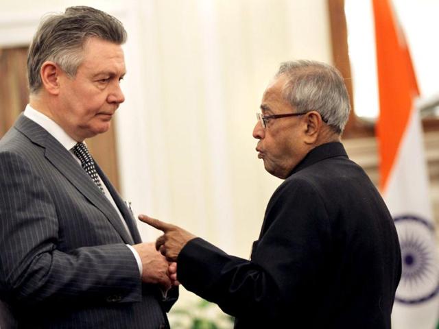 Finance minister Pranab Mukherjee (R) interacts with European commissioner for trade Karel de Gucht at the agreement signing of the India-European union joint declaration on research and innovation cooperation in New Delhi. HT/Sanjeev Verma