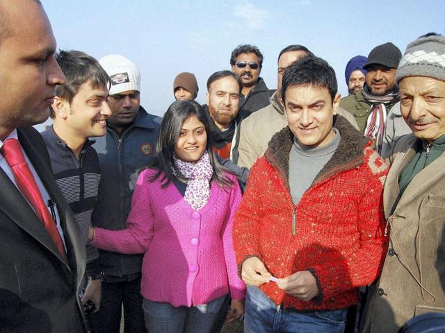 Bollywood actor Aamir Khan poses for a picture with a group of his fans during his visit to Srinagar. (PTI)