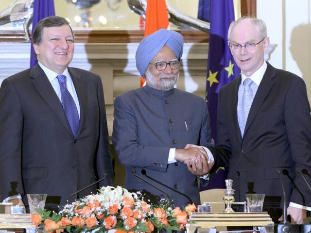 Prime Minister Manmohan Singh (C) with EU President Herman Van Rompuy (R) and European Commission President Jose Manuel Barroso during signing of the India-European union joint declaration on research and innovation cooperation in New Delhi. HT/Sanjeev Verma