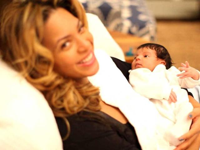 Beyonce-poses-with-Baby-Blue-Ivy-Tumblr-Photo