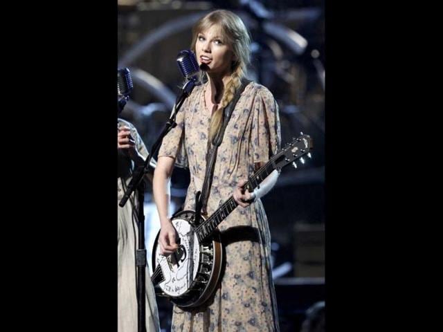 Taylor Swift performs Mean at the Grammy Awards.