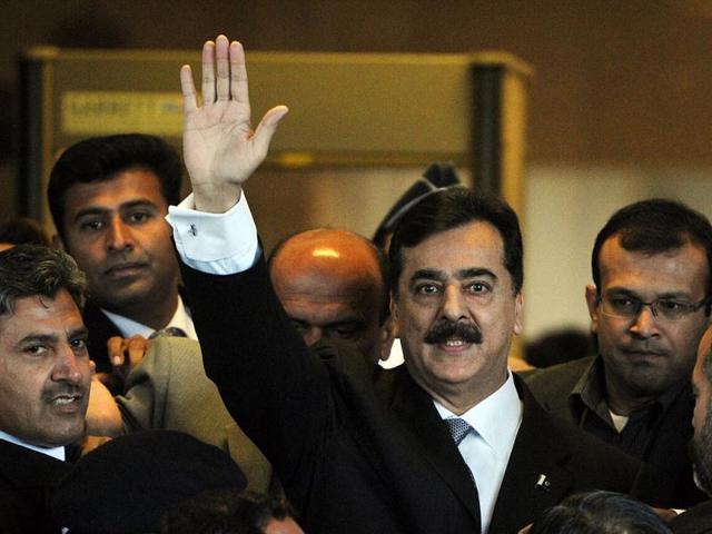 Pakistani Prime Minister Yousuf Raza Gilani waves as he arrive at the Supreme Court in Islamabad. AFP/Aamir Qureshi