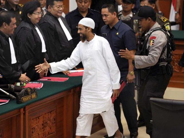 Top Muslim militant Umar Patek shake hands with government prosecutors after the adjournment of his trial at a Jakarta court. Patek, 45, alleged mastermind of the 2002 Bali bombings that killed more than 200 people, was arrested in Abbottabad in Pakistan. (AFP Photo)