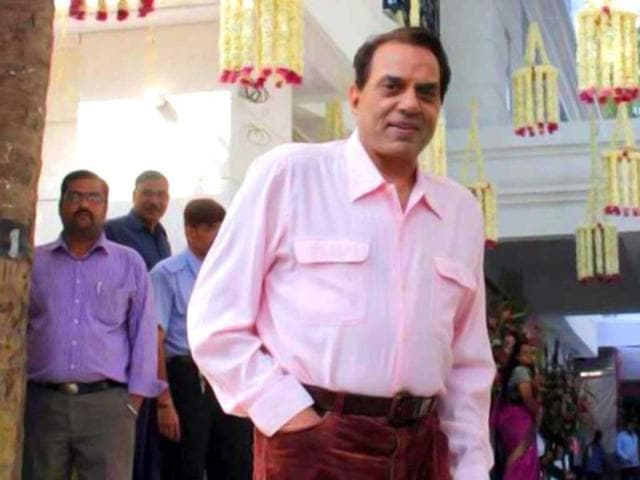 Dharmendra-poses-at-the-ceremony