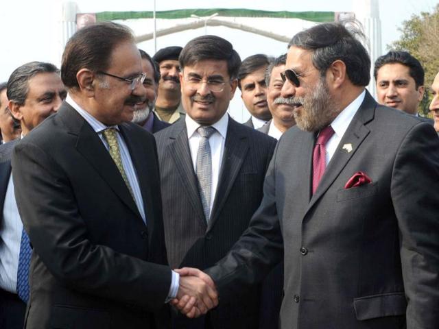 Indian commerce minister Anand Sharma (R) shakes hands with his Pakistan counterpart Makhdoom Amin Fahim at the India-Pakistan Wagah Border Post. AFP