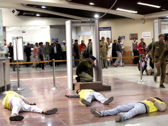 Civil Defence, Security officials stand by as emergency and rescue personnel tend to volunteer victims at AIIMS metro station during a mock drill organised by Delhi Disaster Management Authority on earthquake-preparedness in New Delhi. HT Photo/ Arvind Yadav