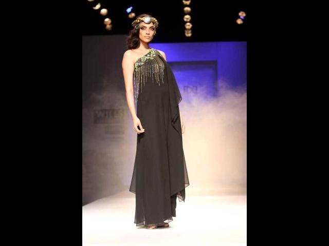 Indrani Dasgupta looks glamorous in a Dhruv and Pallavi outfit.