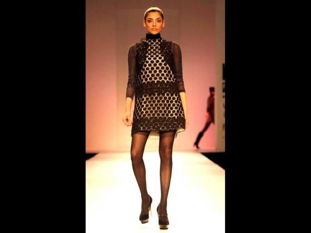 Indrani Dasgupta looks sexy in this short number by designer Vineet Bahl. The designer's collection this time, blends different cultures of the world together beautifully.